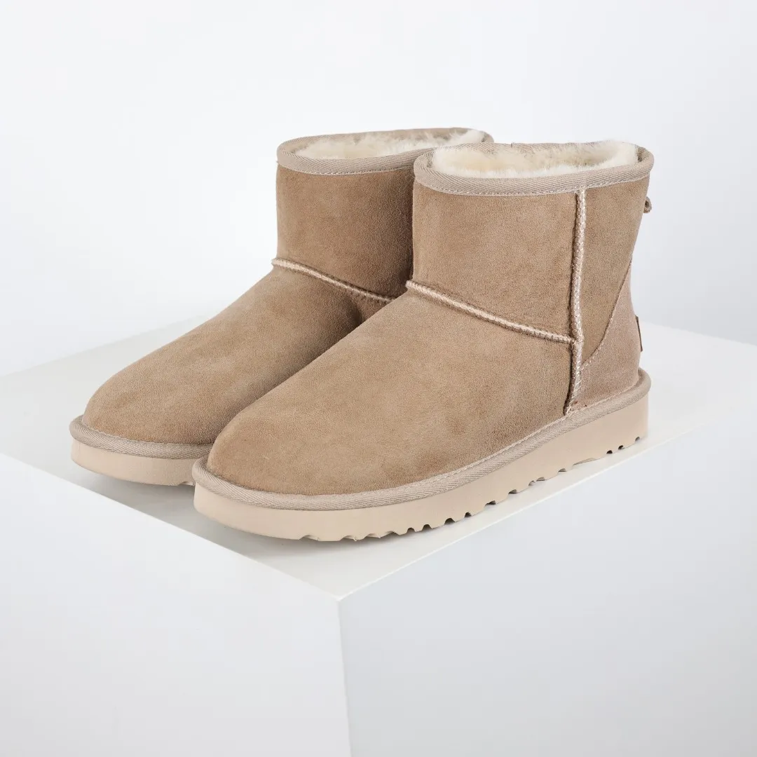 Pick up locally 💰540 Core recommendation Good price Cashmere insoles are a very suitable choice for keeping warm in winter and at home. In the new year, uug launched a series of styles, which are partial to the preferences of young consumers and have also moved to the forefront of fashion trends. Shoe body material Water-repellent coated suede upper 17mm UGGPURE™ implanted wool insole Lightweight non-slip comfortable rubber outsole With brand LOGO Trademark Comes with a full set of packaging Size: 35 36 37 38 39 40 41 42 43 44